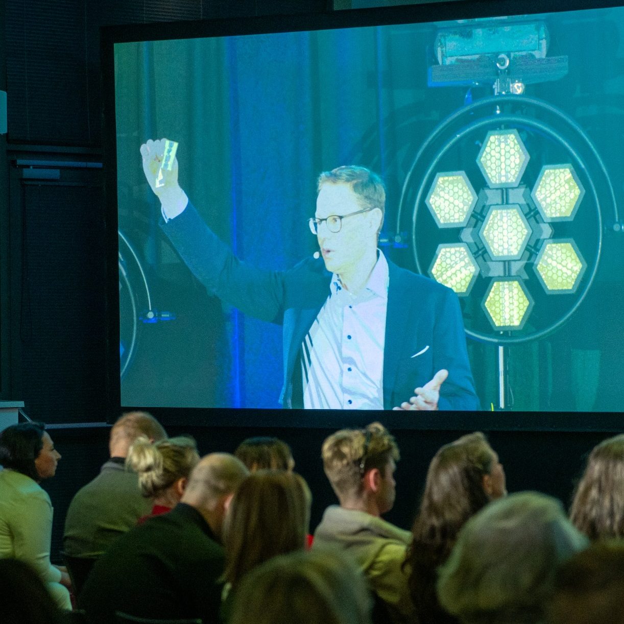 Professioneller Redner auf Bühne – Business Keynote zur Führungskräfte-Entwicklung durch Michael Smolinski